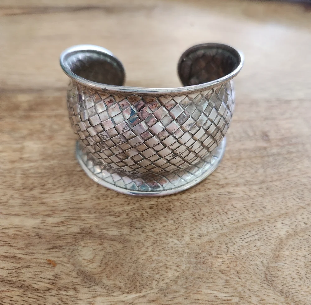 Elegant Sarda Silver Cuff Bracelet - Picture 2 of 9